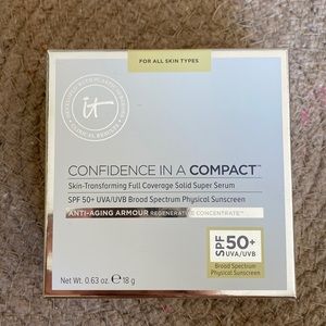 IT Cosmetics Confidence in a Compact LIGHT
